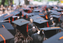 大學(xué)學(xué)位可以保證使客戶對(duì)代理人感到滿意的社交技能