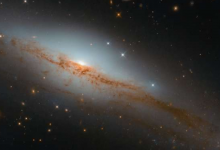 哈勃望遠(yuǎn)鏡注視著一個正在發(fā)射的星系