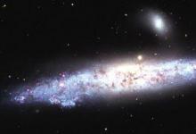 令人驚嘆的圖像顯示強(qiáng)大的磁性繩索環(huán)繞著鯨魚星系