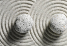 物理學家發(fā)現(xiàn)只有三個繞軌道運行的黑洞可以打破時間反轉對稱性