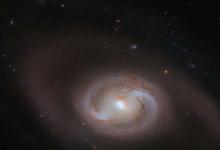 NGC 2273的星系擁有一個內(nèi)環(huán)和兩個外部偽裝