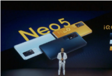 iQOO Neo5正面采用了中置挖孔屏設(shè)計(jì)