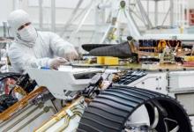 工程師將宇航局火星直升機連接到MarsRover