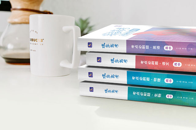 時光倒流。字面意思是時間倒流，但是，中文個人感覺翻譯成時光回溯會比較合適一些。從歐美歌曲Time Back 的音樂整體感，前段的潛伏。后悔，遺憾的感覺，然后中間遞進，各種樂器的步進，猶如中式的庭院，移步一景。到高潮整體眾多樂器的協(xié)作，在到后期的平淡。對于人生或者自己后悔的事件的反思。 time back雙語例句 It was time to stand back and take stock of his career. 他該從旁觀者的角度來反思一下自己的職業(yè)生涯了。 They often take a long time to die back after flowering. 花期過后，它們的枝葉常常過很長一段時間才會枯萎。 By the time we got back from dinner, Nona was already in bed 我們吃完飯回來時，諾娜已經(jīng)睡下了。 Every time I went back to my hometown I would pay my respects to the middle school teachers. 每次回到故里，我都去拜訪我的中學老師。 What time did you get back last night? 你昨晚什么時候回家的？ time back是什么電影里的歌 《time back》是一首純音樂，還蠻好聽的。 《Time back》一種恐怖的背景音樂，流行于鋼琴版。常常出現(xiàn)在短視頻里，還有《Scarsong》。跟Time back很像的一首曲《十宗罪》，主要中間一段不一樣。 這首歌是出現(xiàn)在魔盜驚天團2的一首配樂。