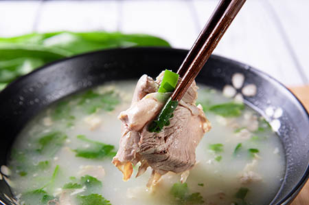 好看的圣誕樹(shù)彩色簡(jiǎn)筆畫(huà)的畫(huà)法4