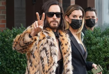 Jared Leto穿著一件人造虎皮大衣來(lái)抵御秋天的寒意