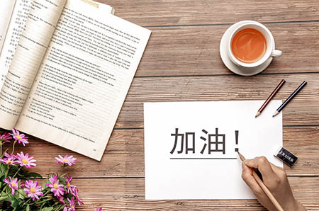 圣誕節(jié)紙盤(pán)雪球掛飾制作方法2