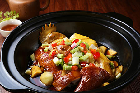 萬圣節(jié)環(huán)保蝙蝠花環(huán)掛飾制作方法2
