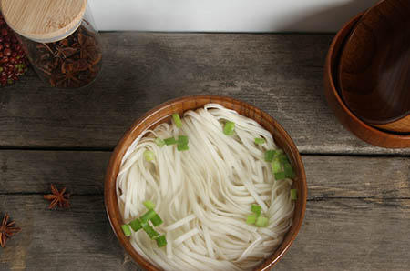 萬圣節(jié)環(huán)保蝙蝠花環(huán)掛飾制作方法4