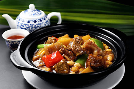 萬圣節(jié)環(huán)保蝙蝠花環(huán)掛飾制作方法3