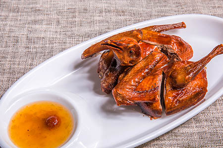 萬圣節(jié)環(huán)保蝙蝠花環(huán)掛飾制作方法6